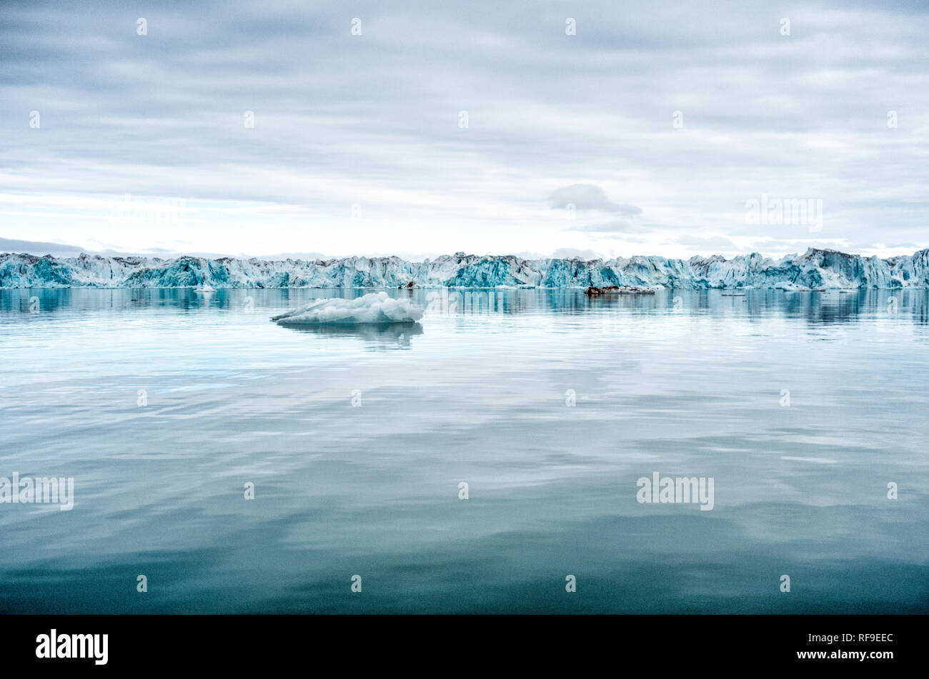 NORDAUSTLANDET, Svalbard - Eis- und ruhigen Gewässer neben dem riesigen Bråsvellbreen Gletscher auf Nordaustlandet, die zweitgrößte Insel im Svalbard archipeligo. Stockfoto