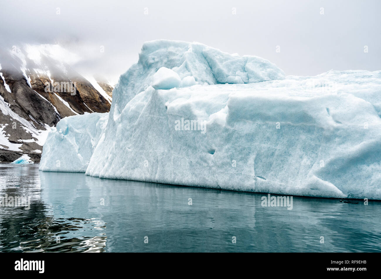 LONGYEARBYEN, Svalbard - die Eisberge und Gletscher in der Nähe von Longyearbyen, im arktischen Archipel von Svalbard. Diese atemberaubenden eisigen Strukturen verkörpern nicht nur die schroffe Schönheit der arktischen Wildnis, sondern dienen auch als entscheidende Indikatoren für den Klimawandel, ihre Veränderungen und Schmelzen, die wichtige Einblicke in die Trends der globalen Erwärmung offenbaren. Stockfoto