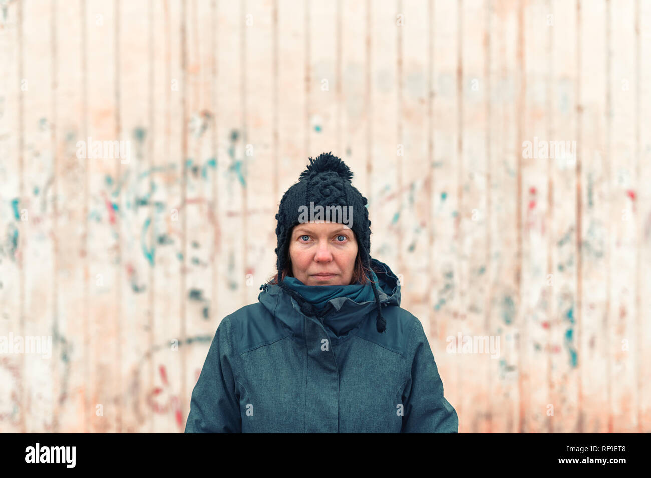 Portrait von unruhigen verklemmten Frau auf der Straße in der Kälte des Winters Tag an der Kamera auf der Suche Stockfoto