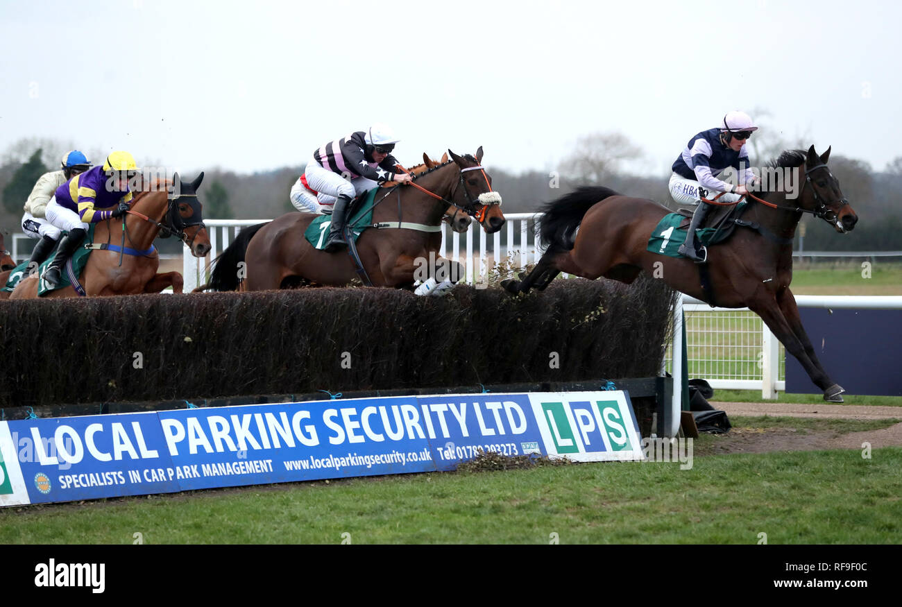 Brandon Hill geritten von Noel George (rechts) in der overbury Stud Willoughby De bricht die Jäger jagen während Midlands Raceday in Warwick Racecourse konkurriert. Stockfoto