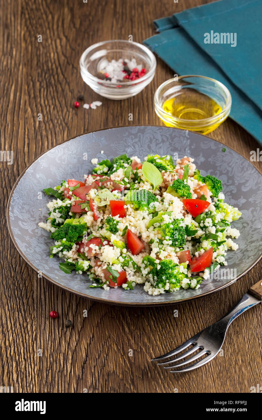 Salat mit Couscous, Tomaten, Brokkoli, tabbouleh, Sommer gesundes Gericht Stockfoto