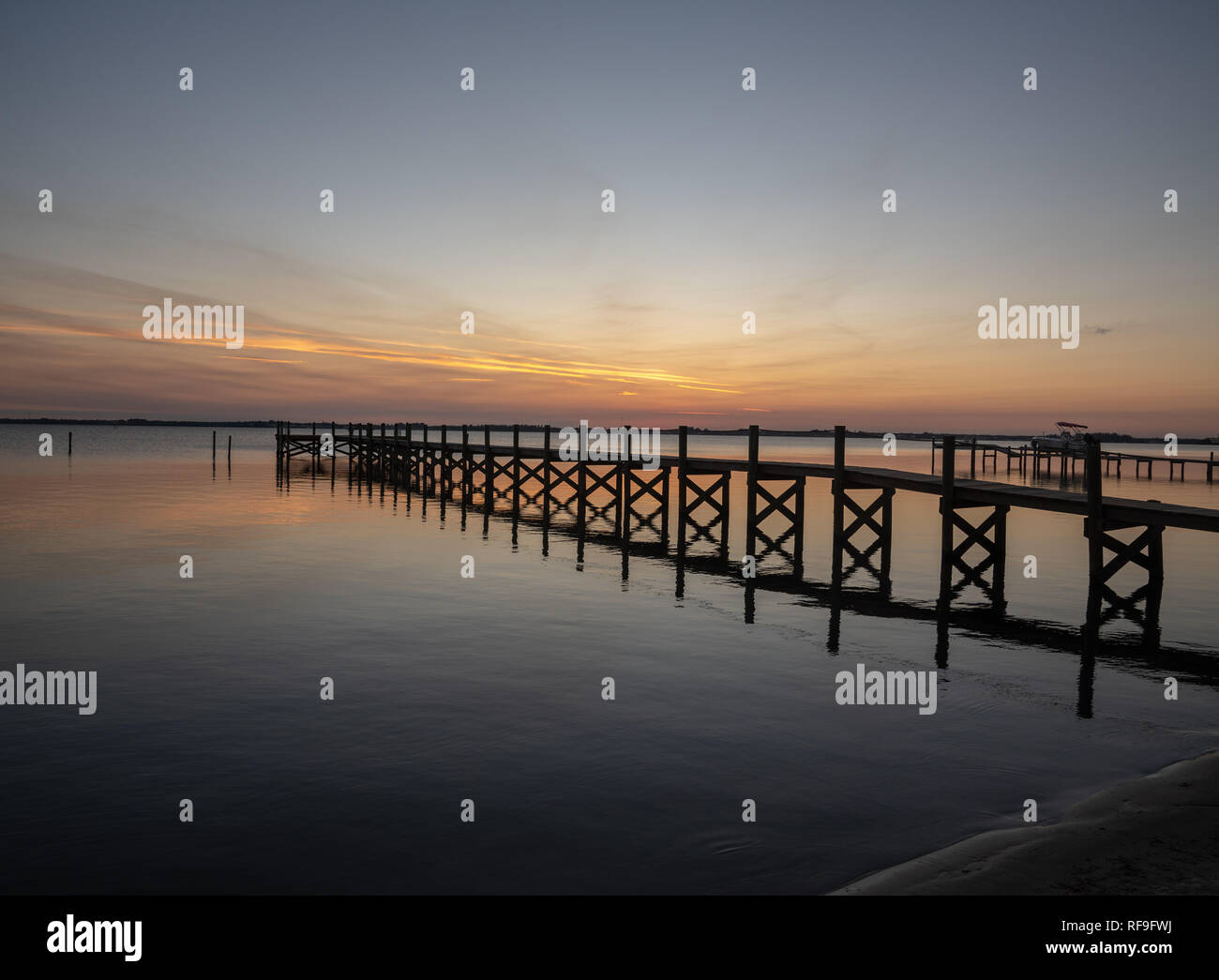 Die Sonne über Piers Stretching in der Indian River Lagune in Brevard County Florida Stockfoto