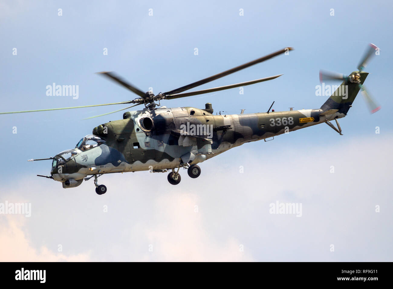 BERLIN, DEUTSCHLAND - Jun 2, 2016: Der Tschechischen Luftwaffe Mil Mi-24 Hind Kampfhubschrauber im Flug während der ILA Berlin Air Show. Stockfoto