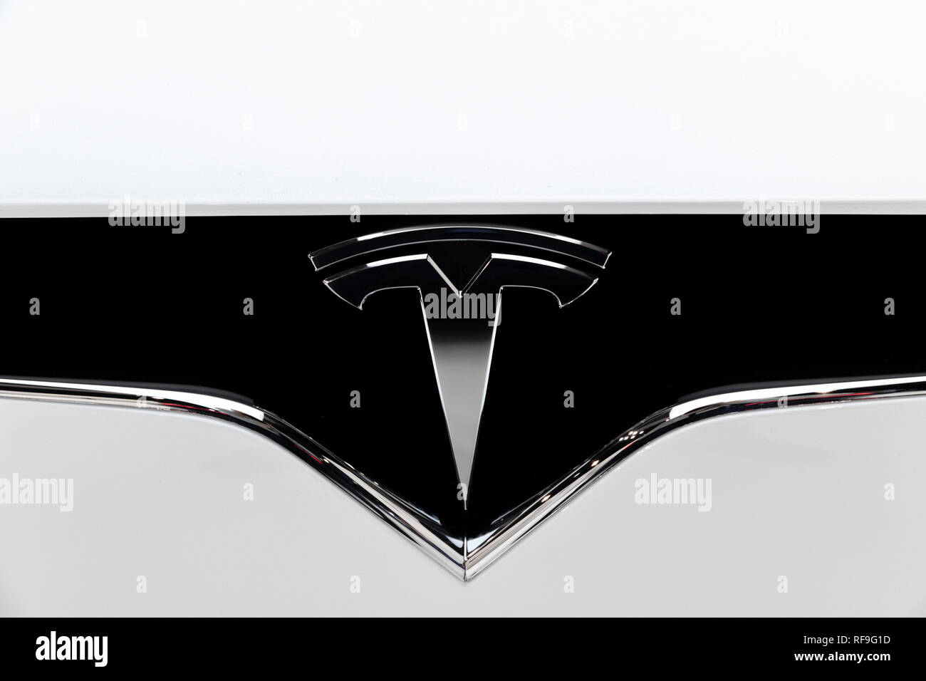 Brüssel - Jan 18, 2019: Tesla-Logo auf der Vorderseite eines Tesla Model X elektrische Luxus Crossover-SUV Auto an der 97th Brüsseler Motor Show 2019 präsentiert ein Stockfoto