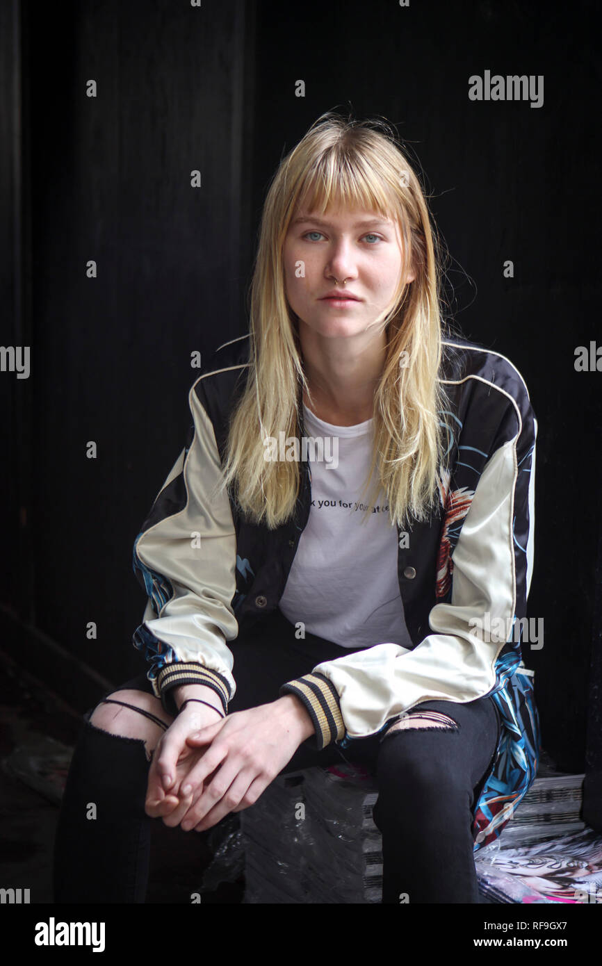 LONDON, Großbritannien - 14 September 2018: Leute auf der Straße, während der London Fashion Week. Mädchen Blondine in einer Jacke Pilot Stockfoto