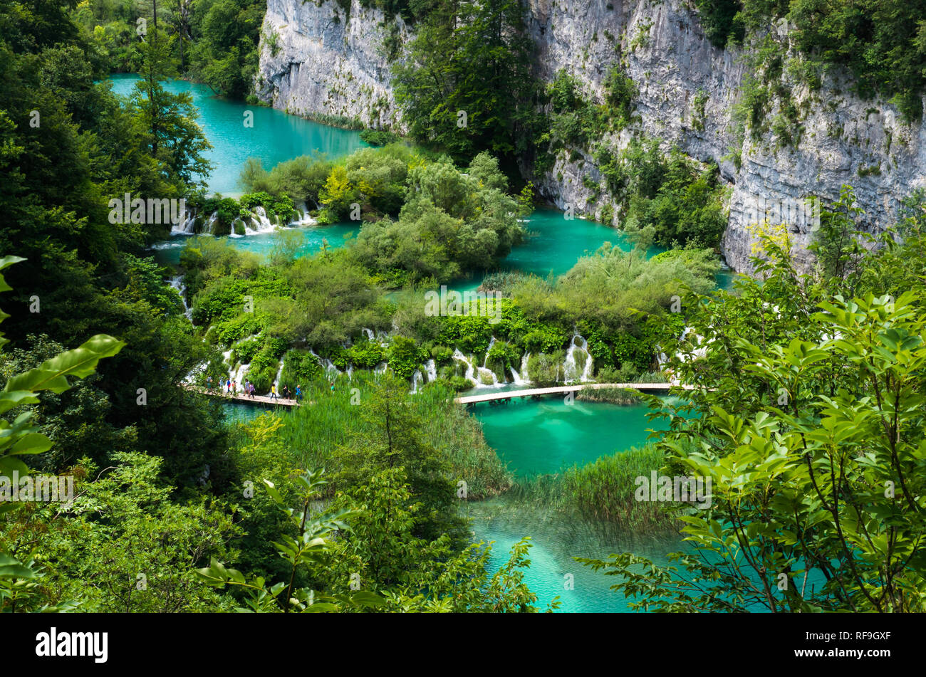 Nationalpark Plitvice, Kroatien, Europa. Tolle Aussicht über die Seen und Wasserfälle von Wald umgeben. Stockfoto