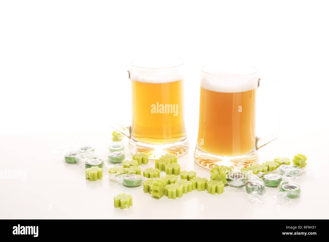 St Patricks Day mit Bier auf einen Tisch. Saint Feier mit Lucky shamrock Bonbon Stockfoto