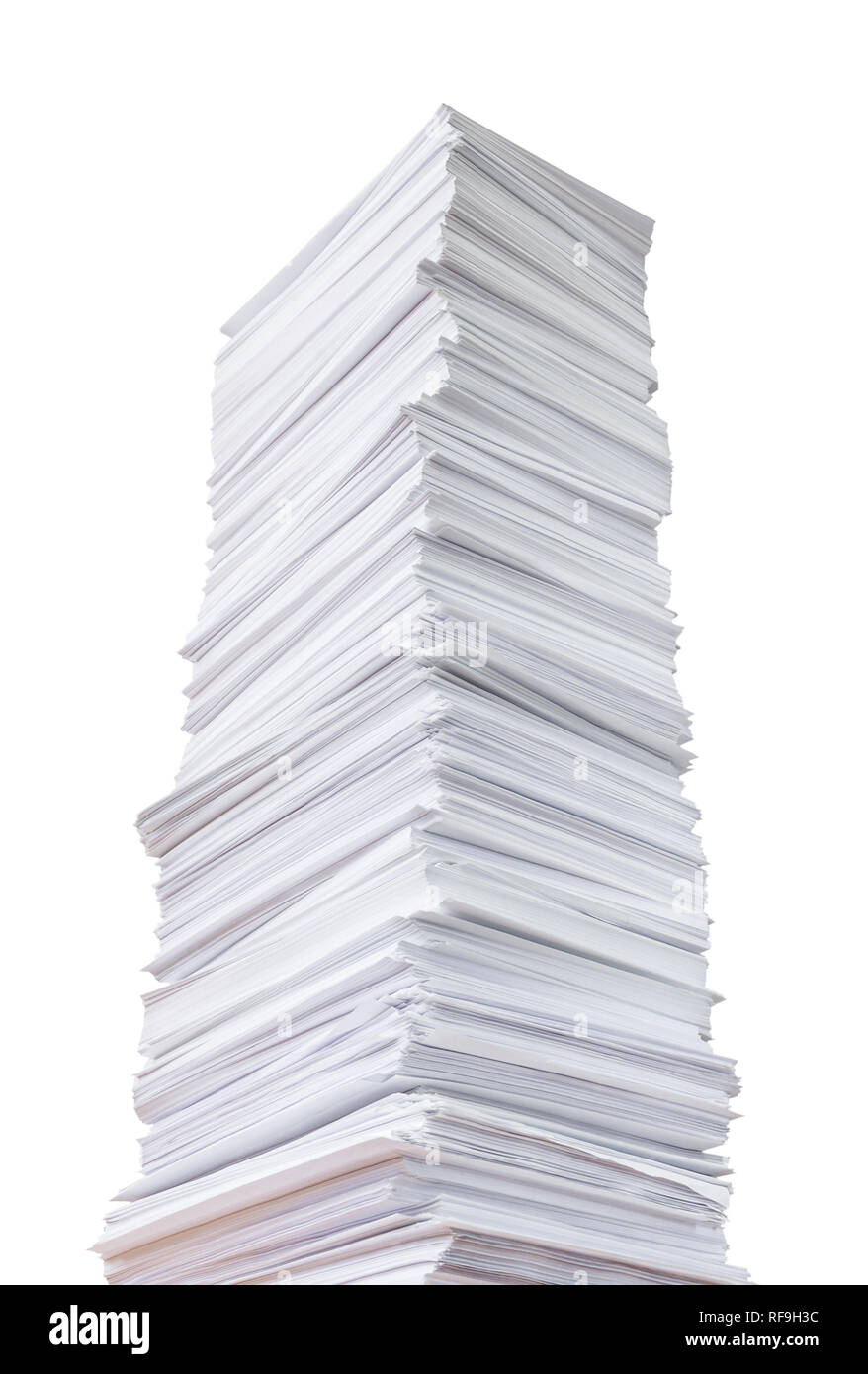 Hohe Papierstapel auf weißem Hintergrund Stockfoto