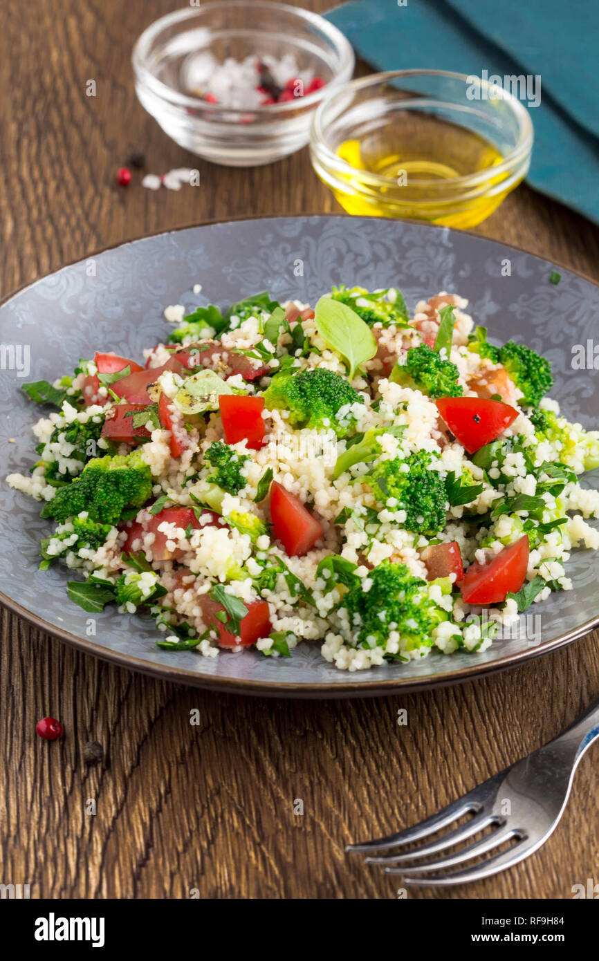 Salat mit Couscous, Tomaten, Brokkoli, tabbouleh, Sommer gesundes Gericht Stockfoto