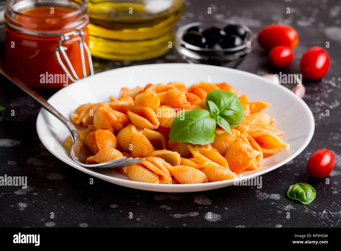 Italienische shell Nudeln mit Tomatensoße, Oliven und Basilikum, klassischen Essen Stockfoto