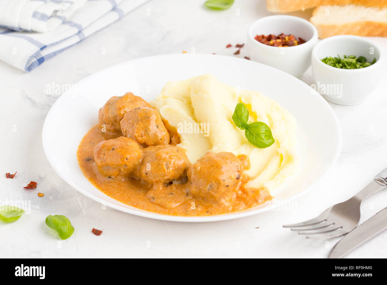 Frikadellen mit Kartoffelpüree, cremige Tomatensauce, klassische leckeres Essen Stockfoto