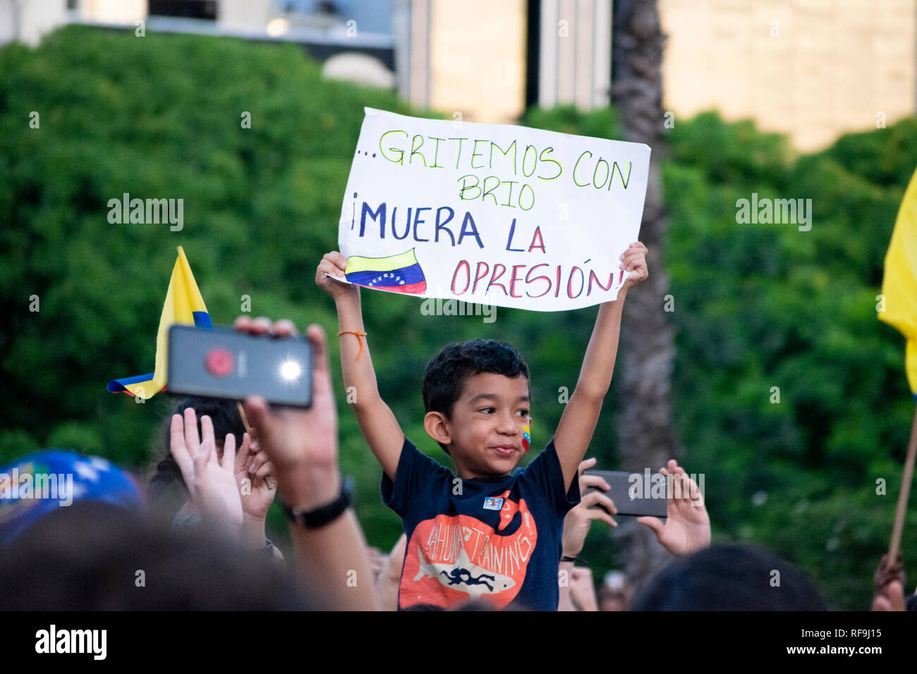 Ein Kind heben ein Plakat während Venezolaner Gemeinschaft von Buenos Aires ein Protest unterstützt Juan Guaido, der neue Führer der Opposition und seine Verkündigung als amtierender Präsident von Venezuela. Stockfoto