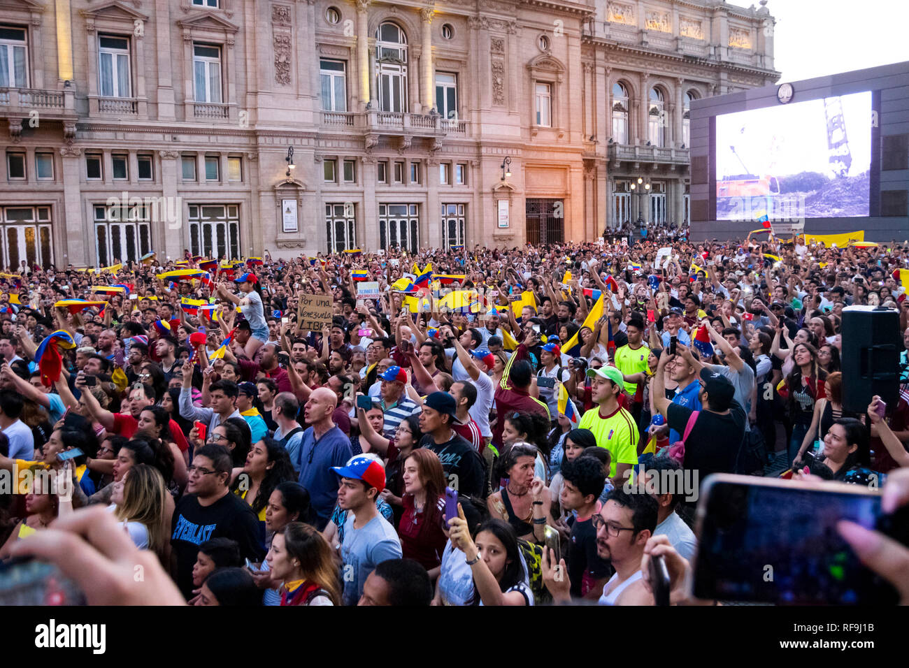 Menge als Venezolaner Gemeinschaft von Buenos Aires halten einen Protest unterstützt Juan Guaido, der neue Führer der Opposition und seine Verkündigung als amtierender Präsident von Venezuela. Stockfoto