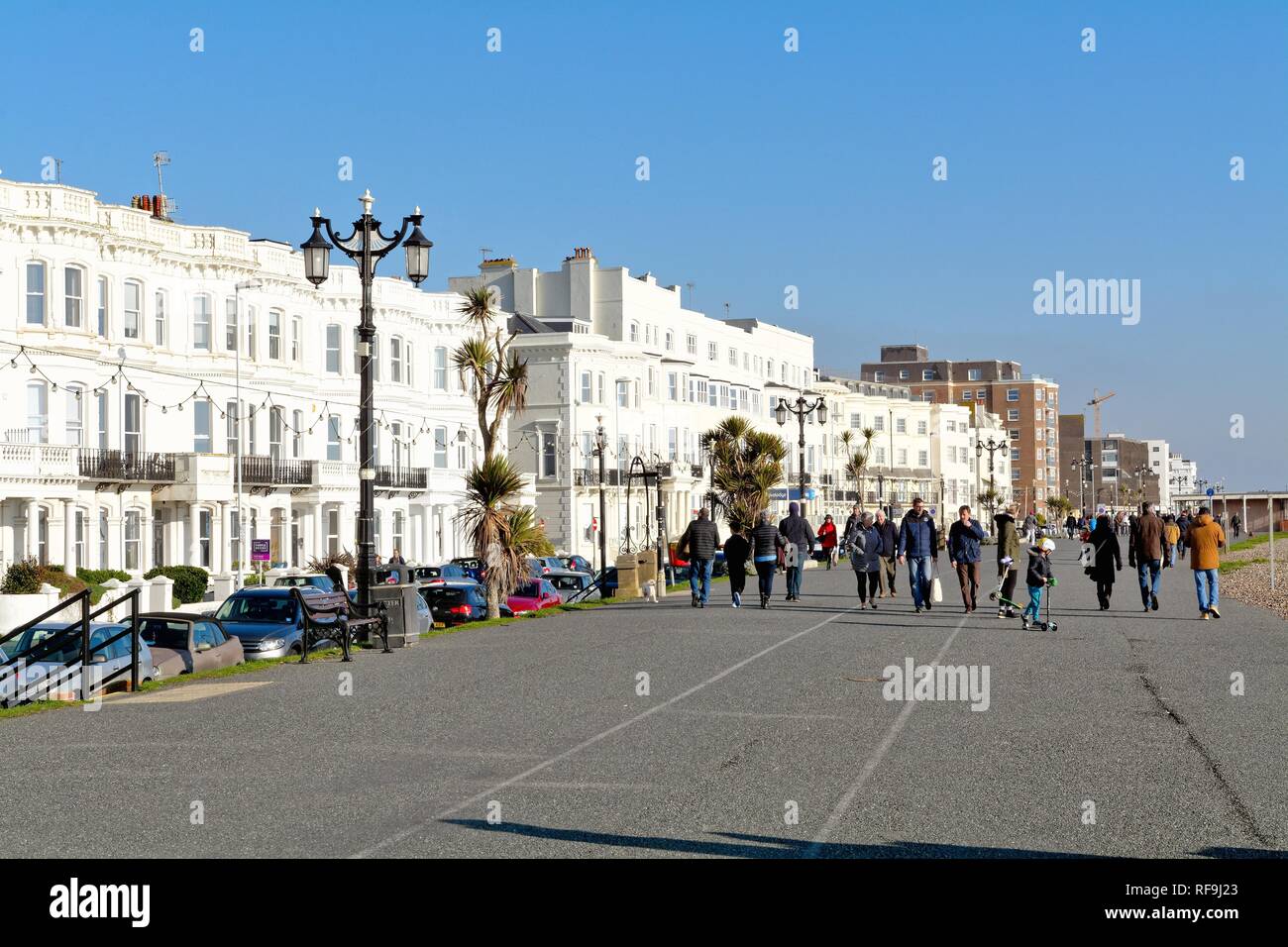 Strandpromenade von Worthing an einem sonnigen Wintertag, West Sussex England Großbritannien Stockfoto