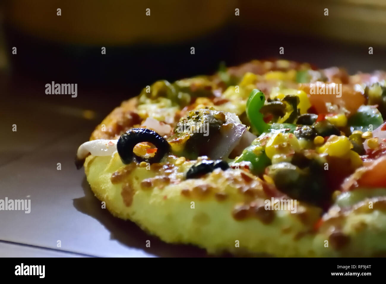 Ganze Gemüse Pizza belegt mit schwarzen Oliven, Paprika, Zwiebel, gegrillte Pilze, Mais, Tomate, jalapeno, extra Käse Stockfoto