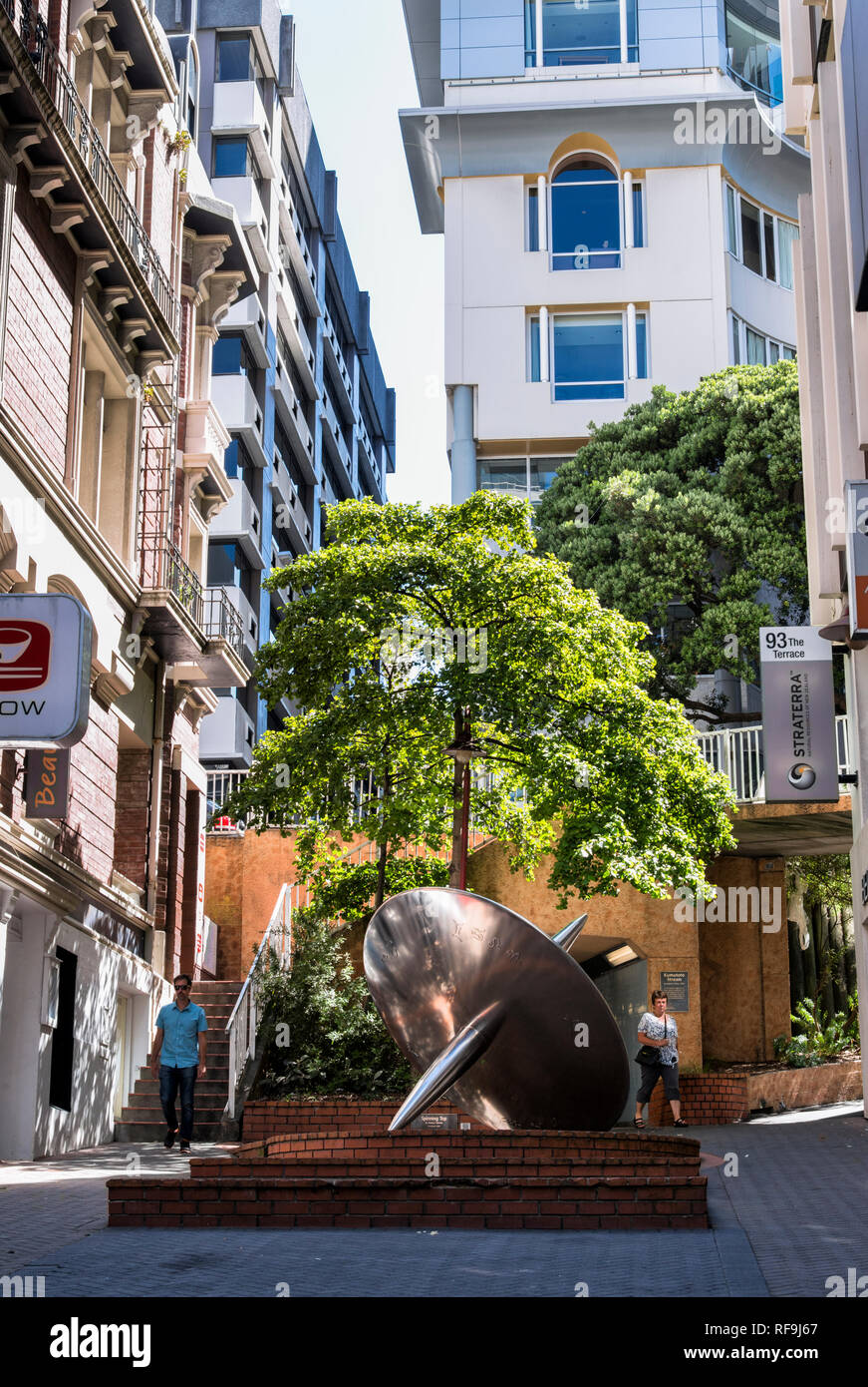 Urbane Kunst in Wellington, Neuseeland, wo die öffentliche Kunstskulptur Spinning Top, 2002 von Robert Jahnke ausgestellt wird Stockfoto