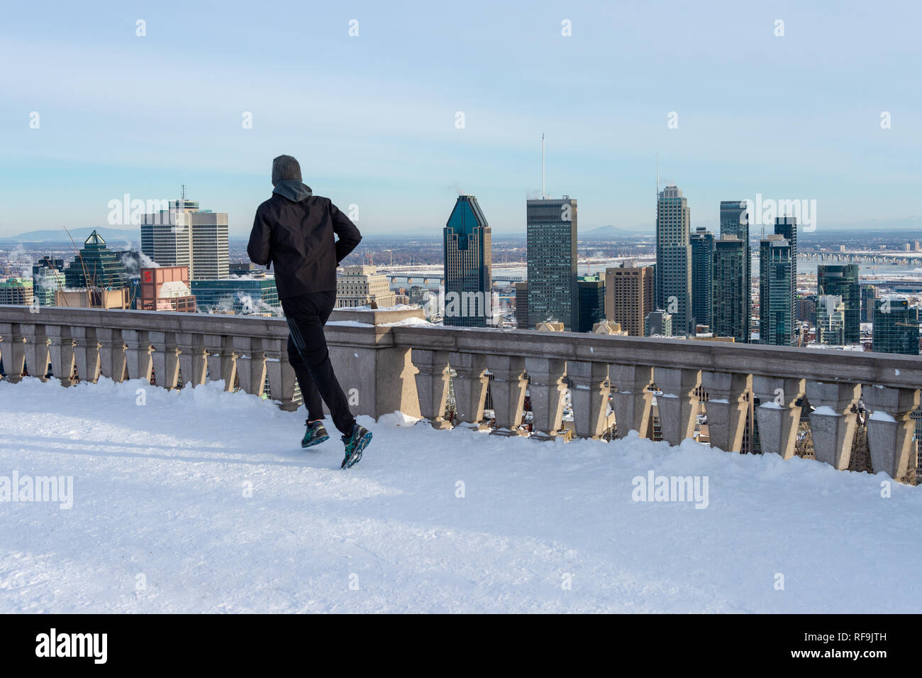 Montreal, Kanada - 22. Januar 2019: Mann laufen an der Kondiaronk Belvedere im Winter. Stockfoto