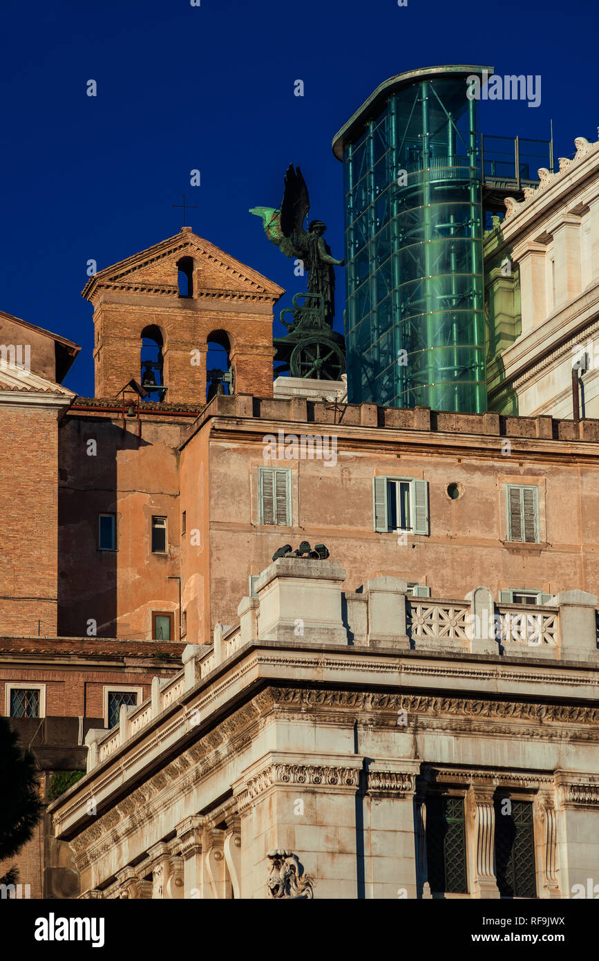 Alt und Neu. Architektonische Stile, Konstruktionen und Materialien im Zentrum von Rom Stockfoto
