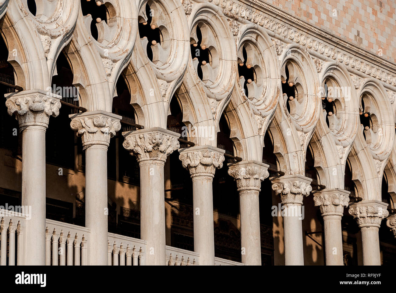 Gotische archtiecture in Venedig. Eine Probe vom Dogenpalast mittelalterlichen Kolonnade mit ihren charakteristischen Kleeblatt Steinbögen und vierpass Windows Stockfoto