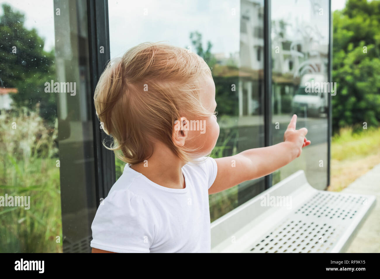 Cute kaukasischen Blonde baby girl etwas verweisen, mit Punkt finger, Outdoor Portrait Stockfoto