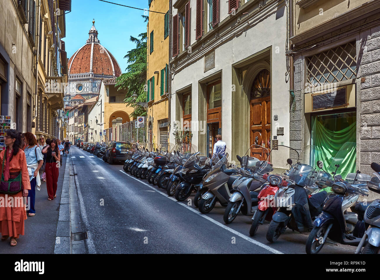 Motorräder auf schmalen Straße in Florenz, Italien, geparkt, und durch die alten Wohnungen umgeben, mit der Kathedrale Santa Maria del Fiore in der backgroun Stockfoto