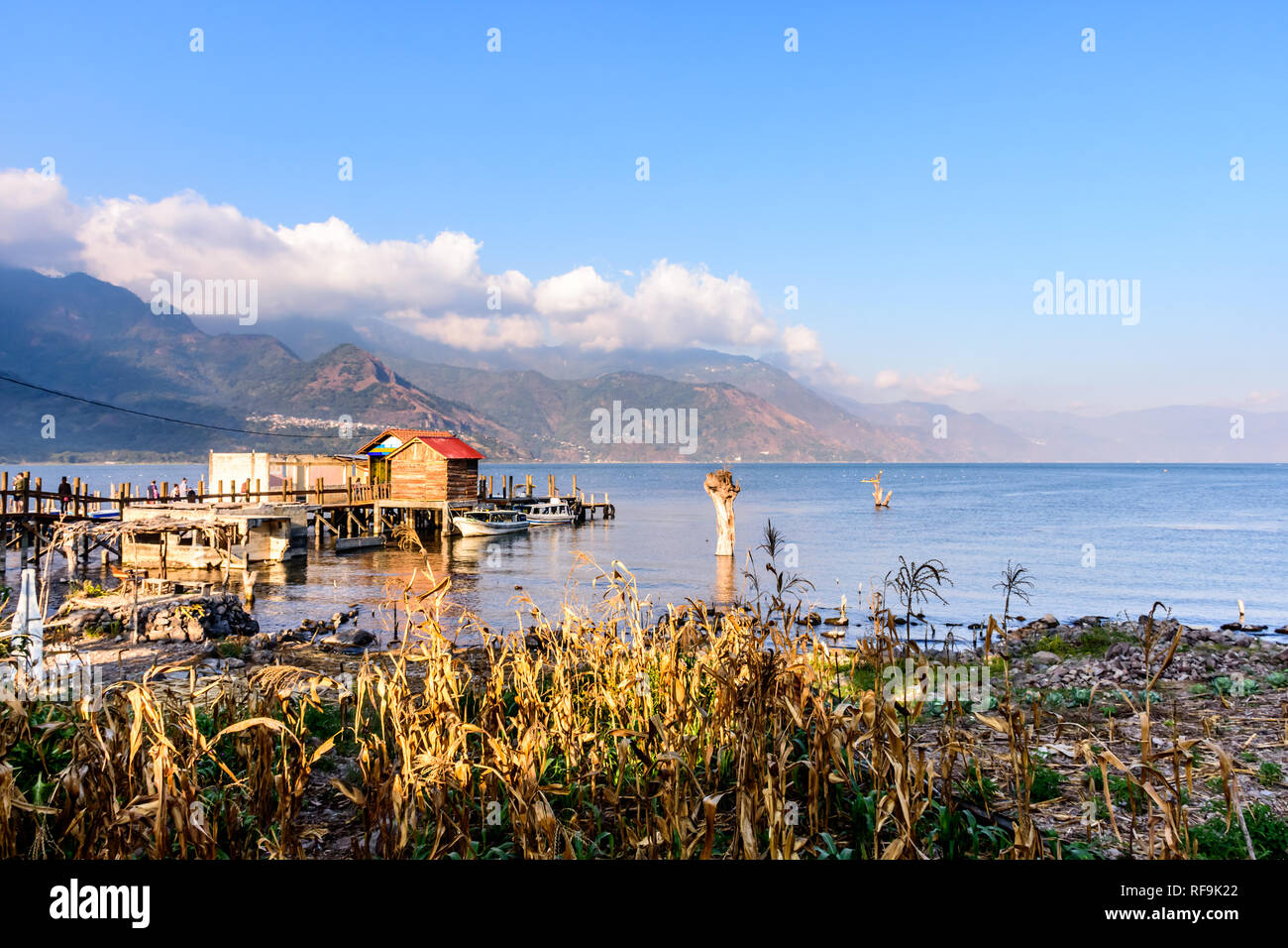 San Juan La Laguna, Atitlan See, Guatemala - 31. Dezember 2018: Am späten Nachmittag Licht am Silvesterabend im Lakeside Village San Juan La Laguna Stockfoto