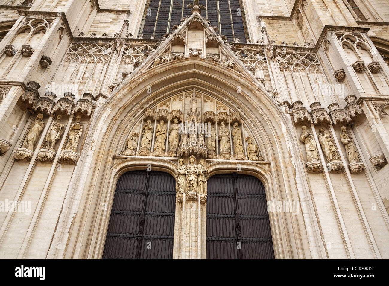 Die Fassade der Kathedrale von St. Michael und St. Gudula in Brüssel, Belgien. Stockfoto