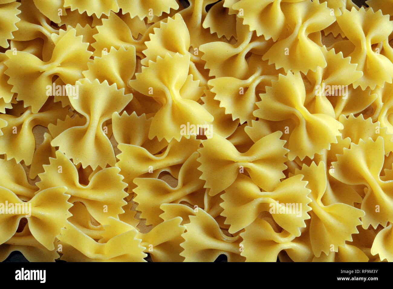 Farfalle oder Bow Tie Pasta Hintergrund Stockfoto