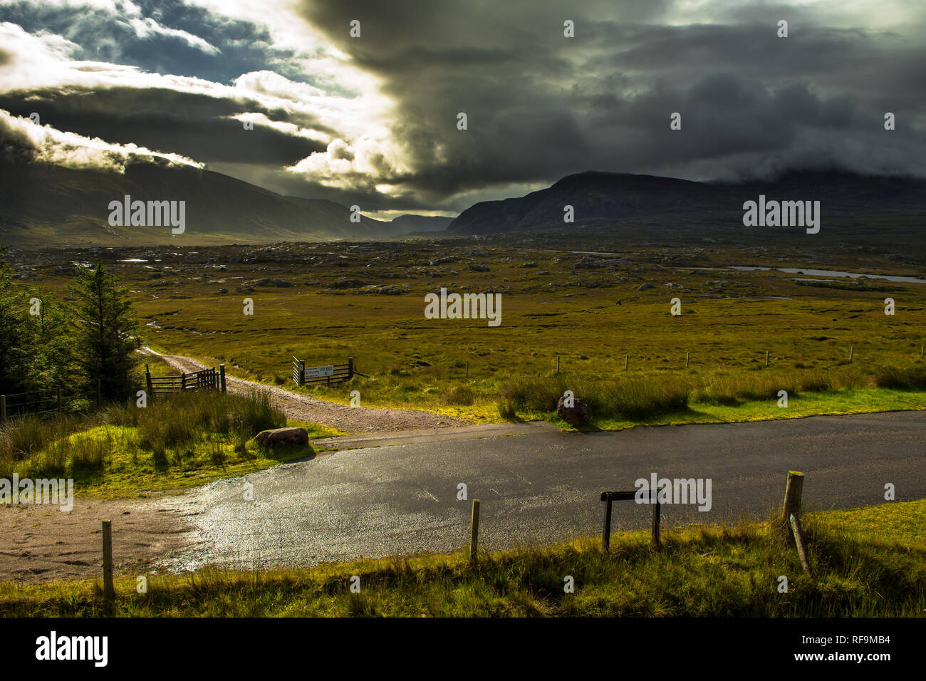 Single Track Road durch die malerische Hochland in der Nähe von rhiconich und in Schottland Durness Stockfoto