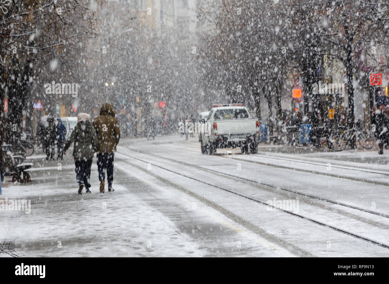 ESKİSEHİR, Türkei - Januar 15,2019: Schneefall in der Stadt. Die Menschen sind zu Fuß auf der Straße im Winter nach Schneefall Stockfoto