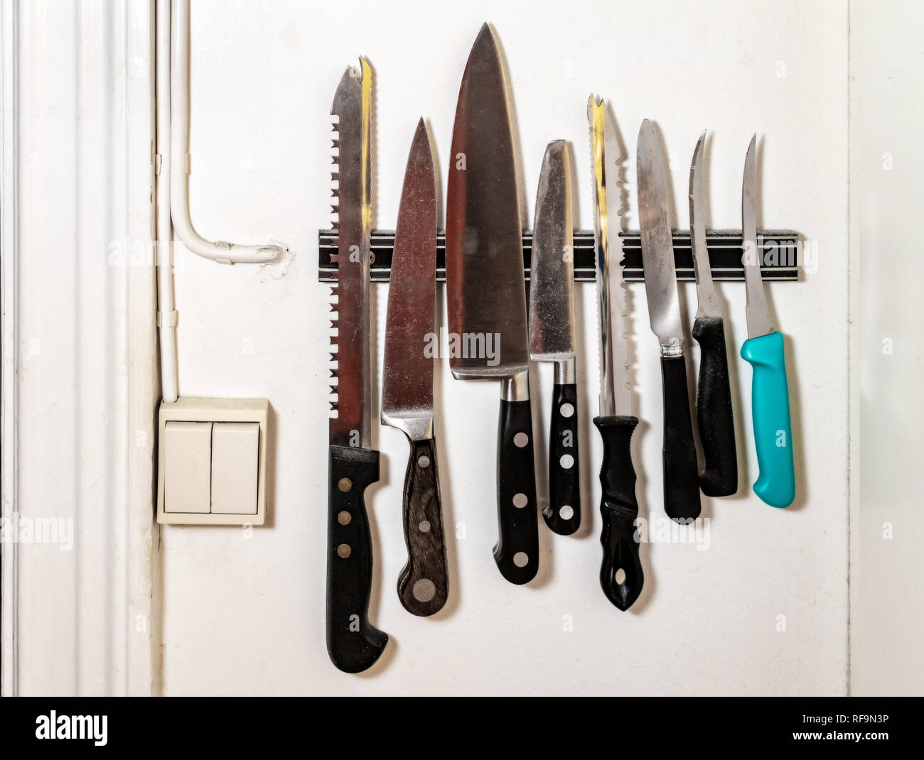 Küche Messer auf magnetischen Holden an der Wand Stockfoto