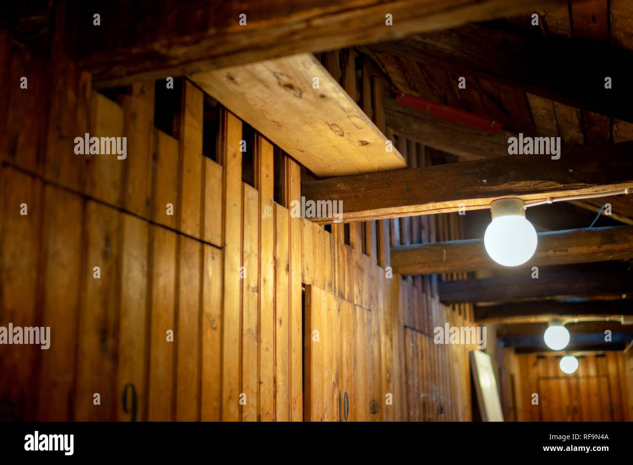 Dachboden in alten Wohnhaus mit Speicherplatz für Mieter Stockfoto