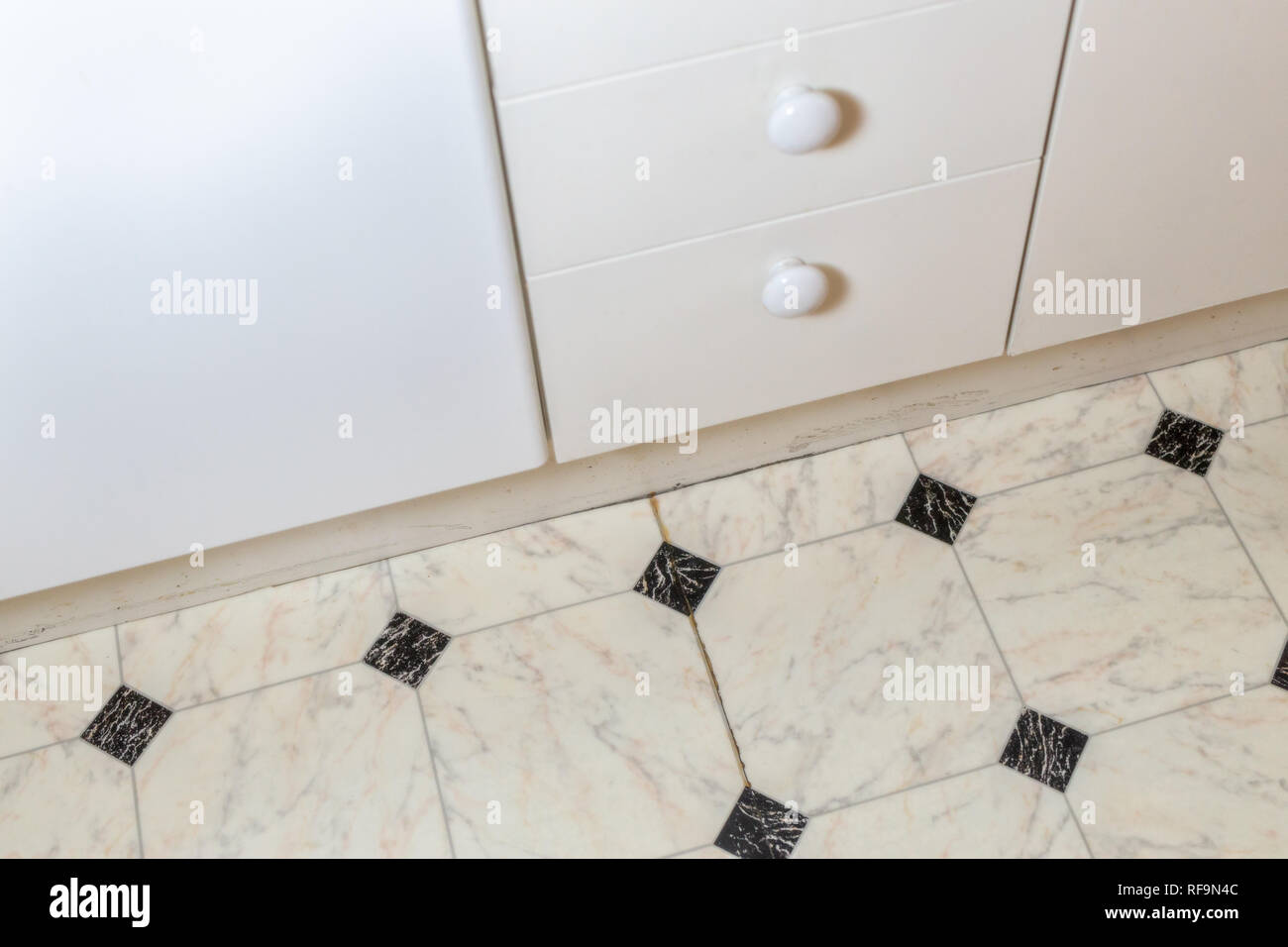 Abgenutzte Küche Interieur aus den 80er Jahren Stockfoto