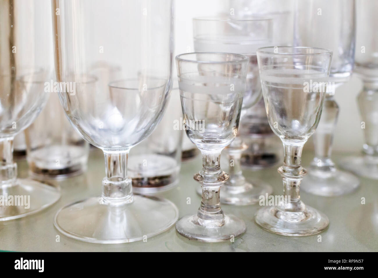 Verschiedene Glas in der Vitrine Stockfoto