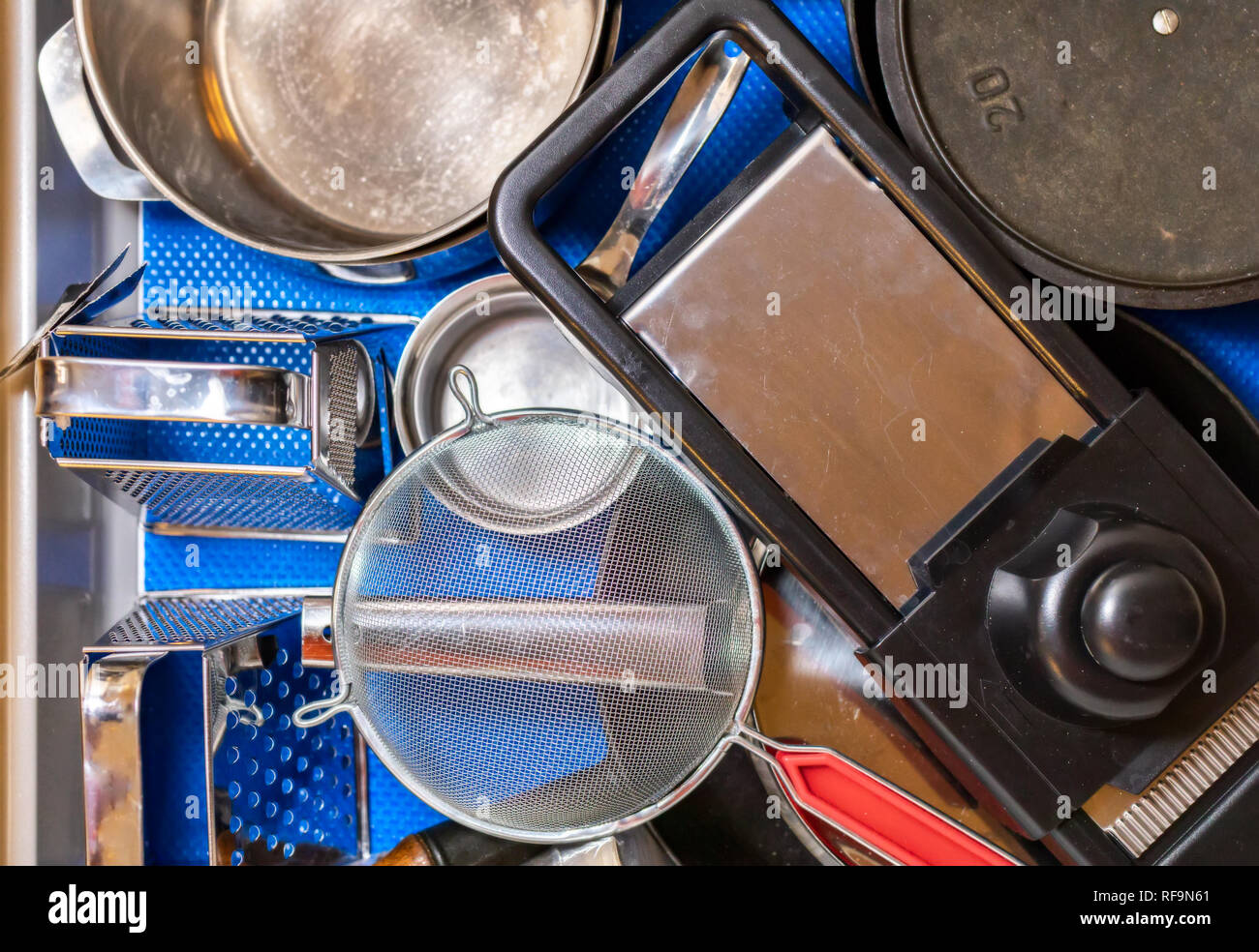 Verschiedene Küchengeräte in einem realen Home Stockfoto