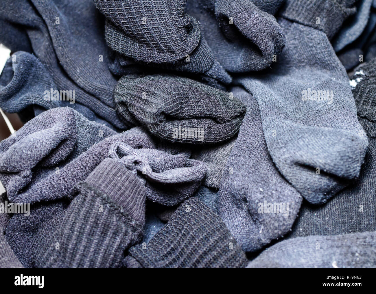Haufen Dunkelgrau gepaart Socken Stockfoto