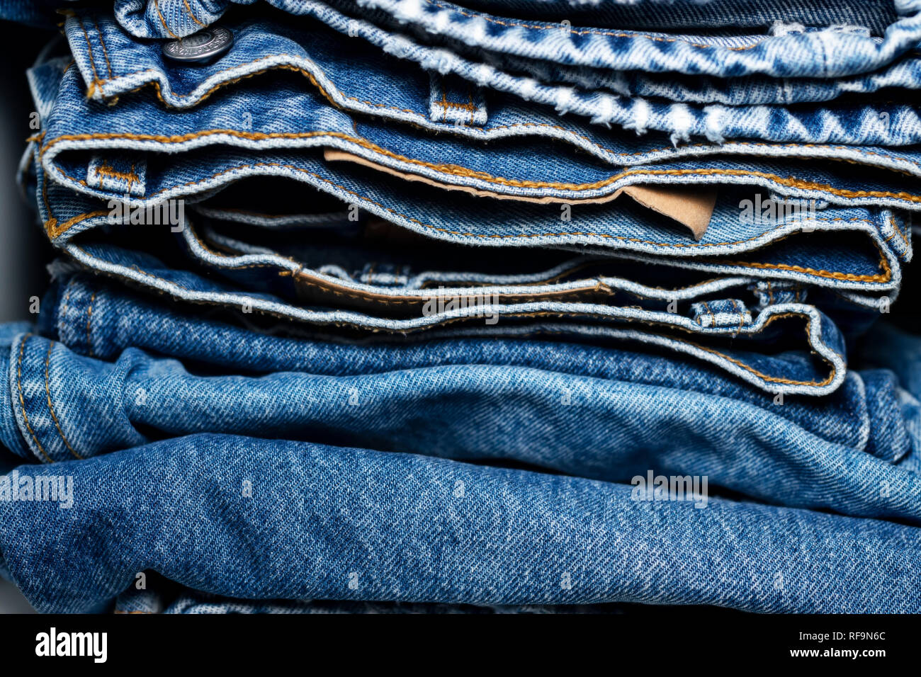 Stapel gemischt verschlissene Jeans im Schrank Stockfoto
