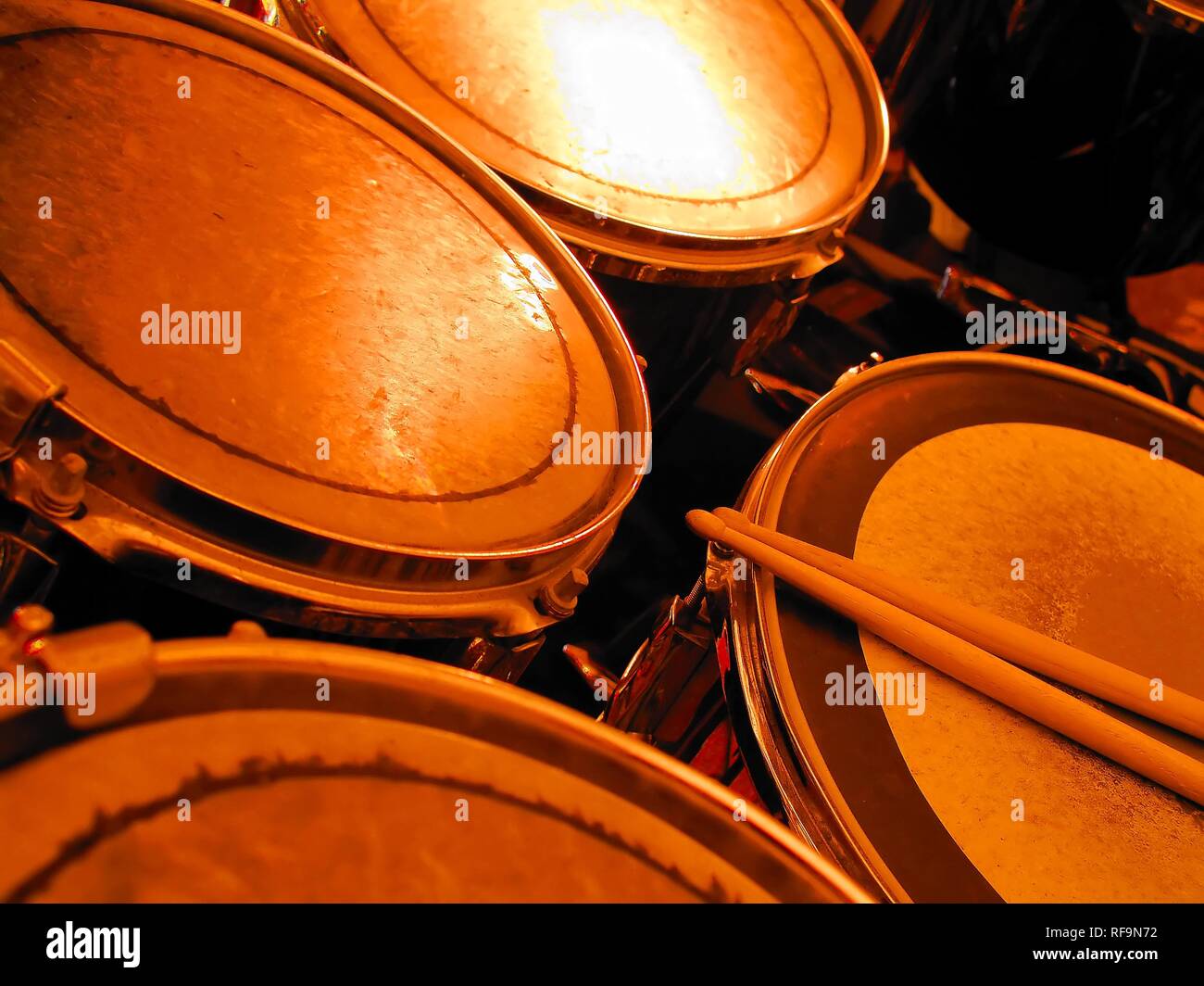 Nahaufnahme des Drum Kit und Trommelstöcke unter eine warme Beleuchtung Stockfoto