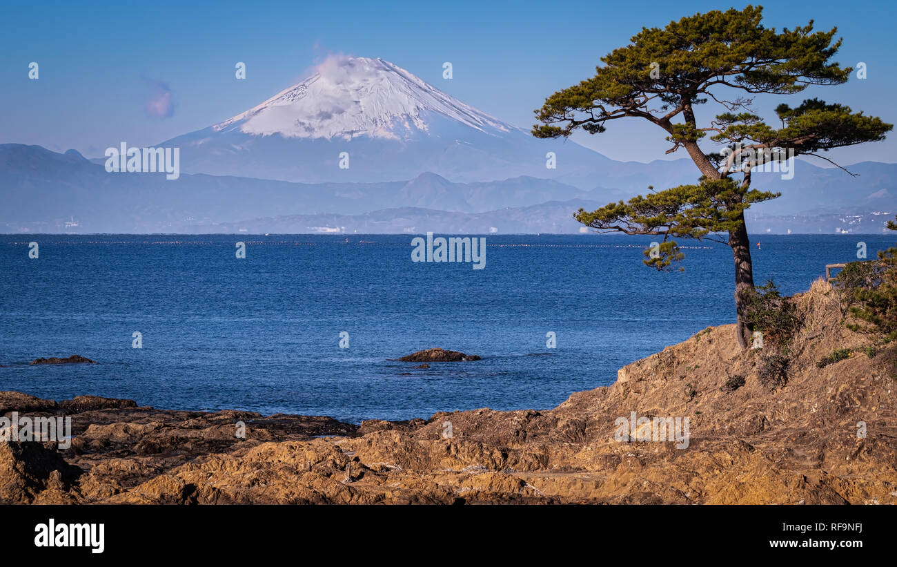 Mount Fuji als Über von Sagami Bay in der Nähe von Hayama, Japan gesehen. Stockfoto