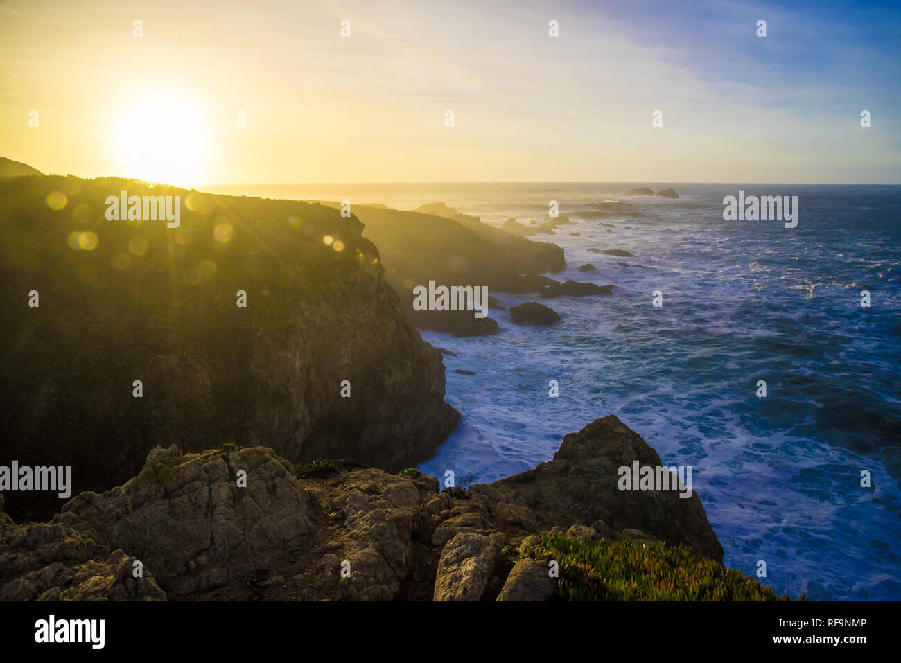 Die Nachmittagssonne fällt über den felsigen Klippen von Monterey Bay. Stockfoto