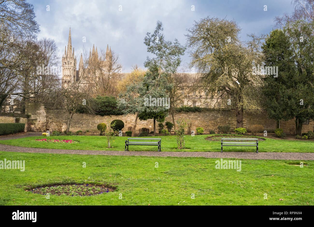 Bischöfe Straße Gärten, Peterborough, Cambridgeshire, England, mit Peterborough Kathedrale im Hintergrund Stockfoto