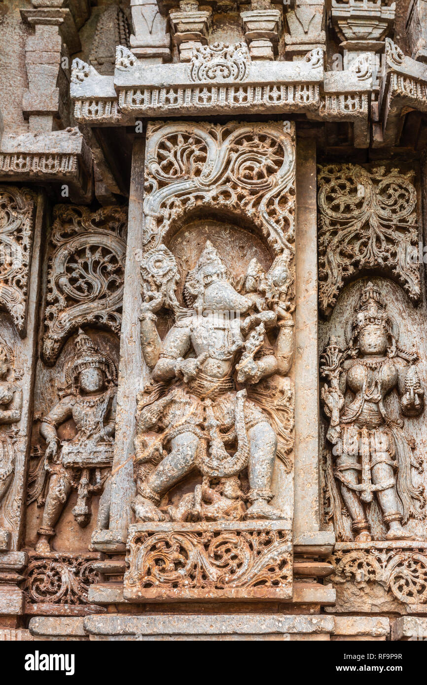 Belavadi, Karnataka, Indien - November 2, 2013: veera Narayana Tempel. Vishnu in seinem Wildschwein Avatar, Varaha, braunem Stein Skulptur auf vimana Außenwand. Stockfoto