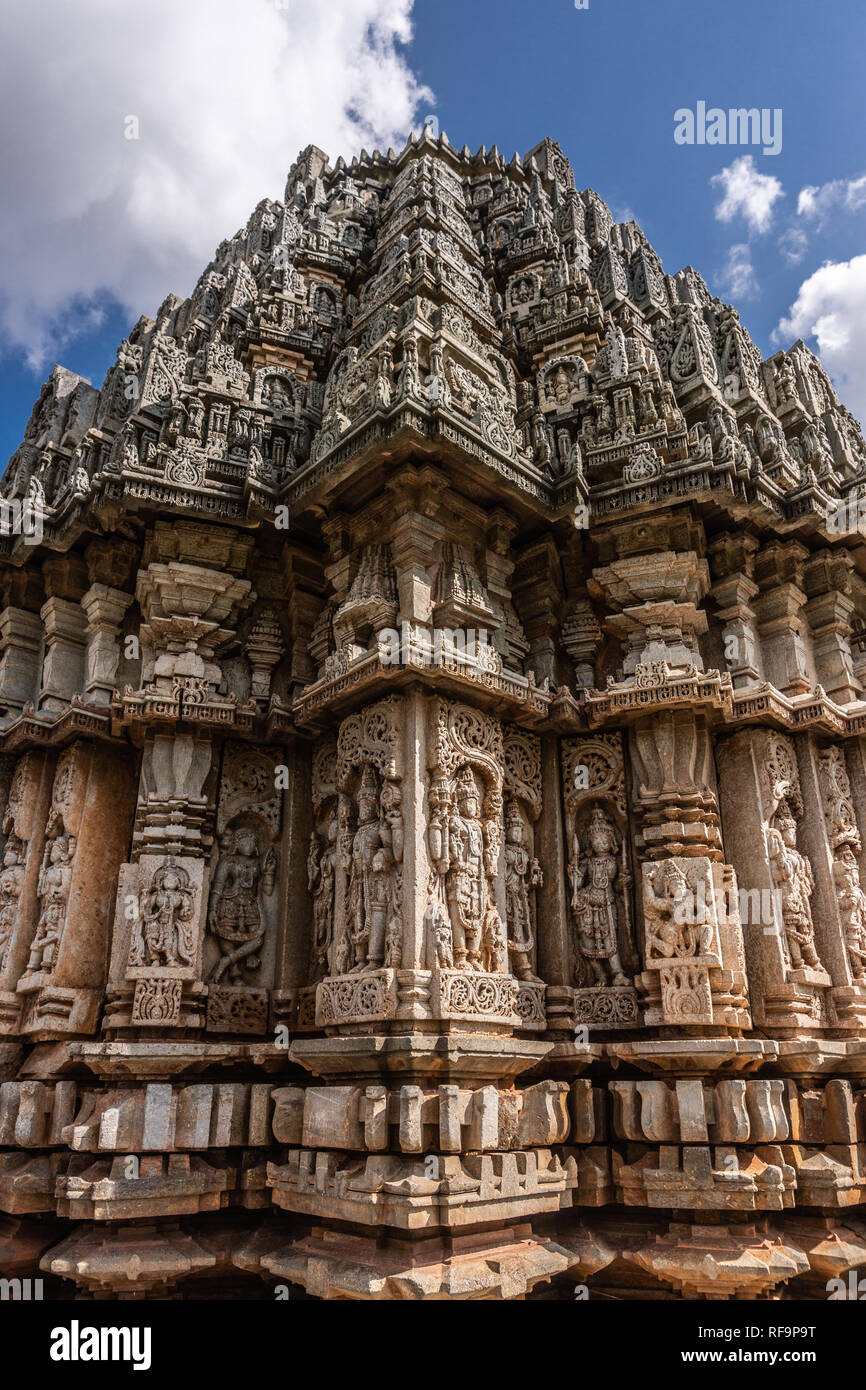 Belavadi, Karnataka, Indien - November 2, 2013: veera Narayana Tempel. Detail der Süden eine von drei Braun-stein Vimana Schreine und Türme der Ergänzungen Stockfoto