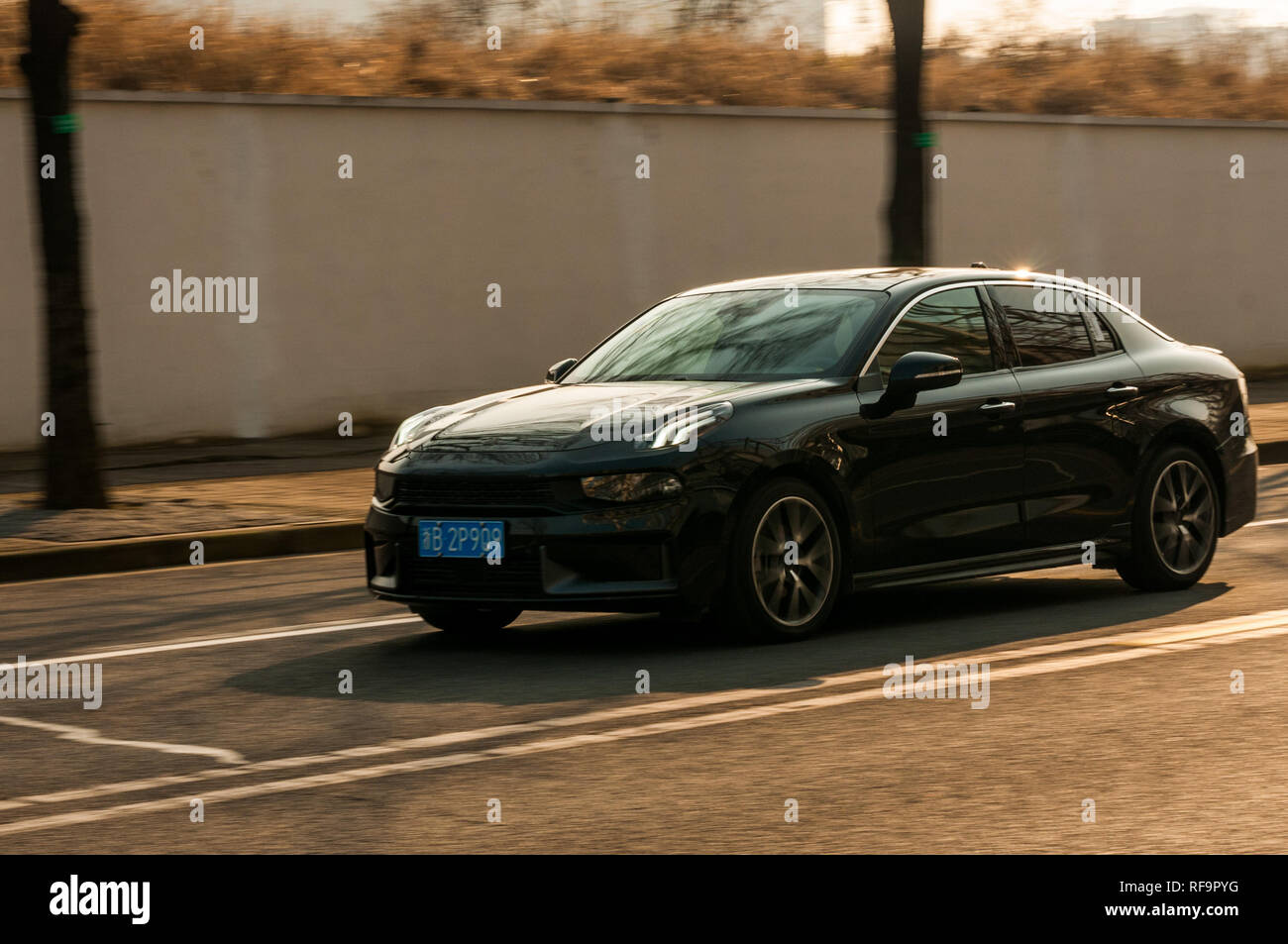 Verschieben von Aufnahmen eines Lynk&Co 03 Hyper fahren in Shanghai Pro auf einem offiziellen Test Drive. Stockfoto