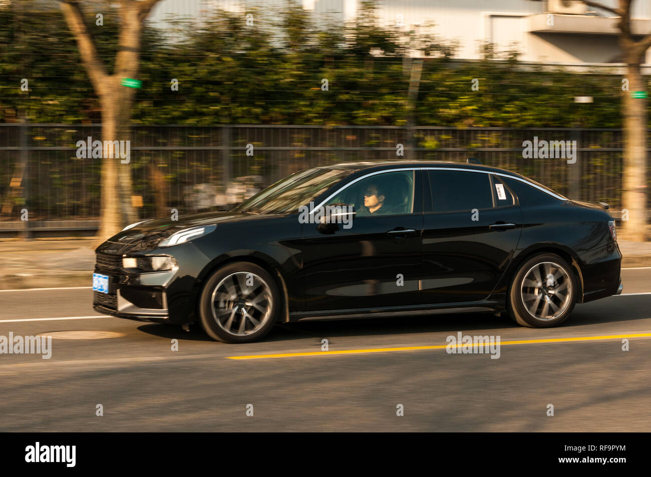 Verschieben von Aufnahmen eines Lynk&Co 03 Hyper fahren in Shanghai Pro auf einem offiziellen Test Drive. Stockfoto