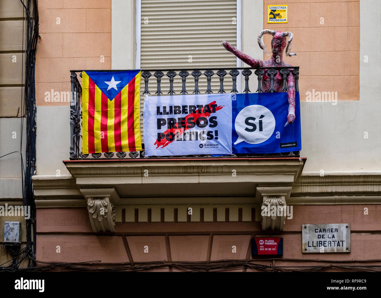 Politischer Protest für die Unabhängigkeit Kataloniens und Freiheit für die politischen Gefangenen erfolgt auf dem Balkon eines Appartement Gebäude Stockfoto