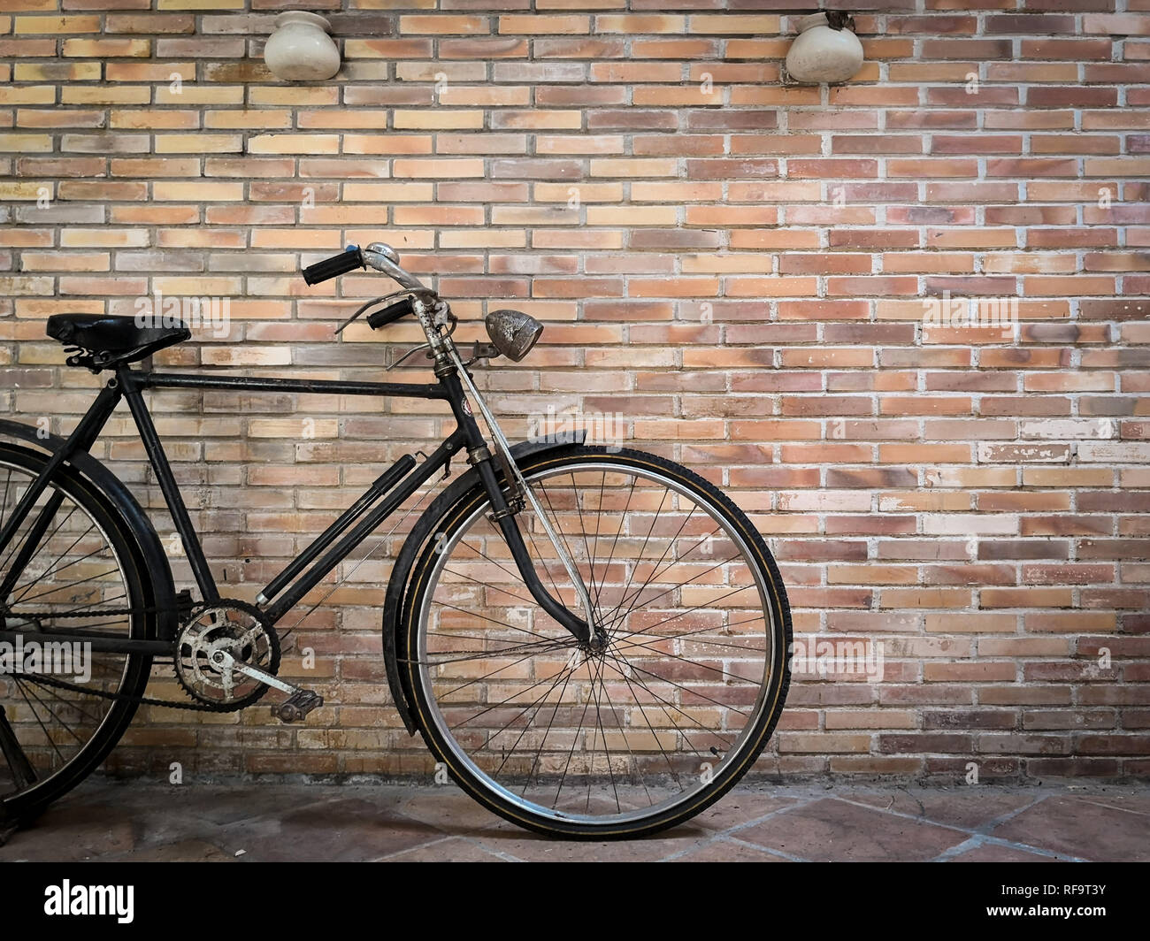 Retro Fahrrad vor der alten Mauer. Stockfoto