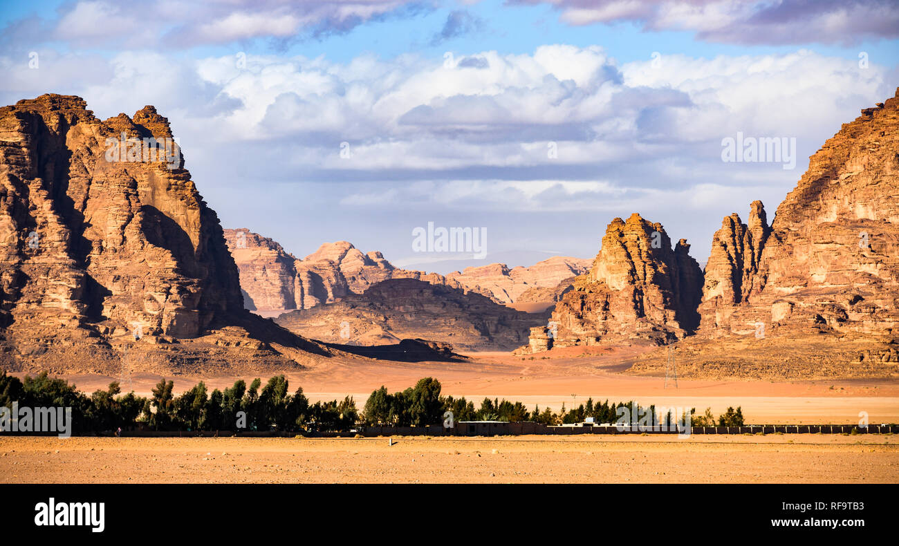 Schöne Landschaft, bestehend aus Rocky Mountains in der Mitte der Wüste Wadi Rum in Jordanien. Stockfoto