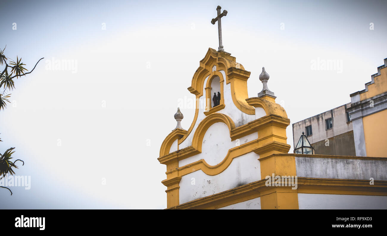 Aveiro, Portugal - Mai 7, 2018: architektonische Detail einer kleinen Kapelle Santos Martyres im Zentrum der Stadt an einem Frühlingstag Stockfoto