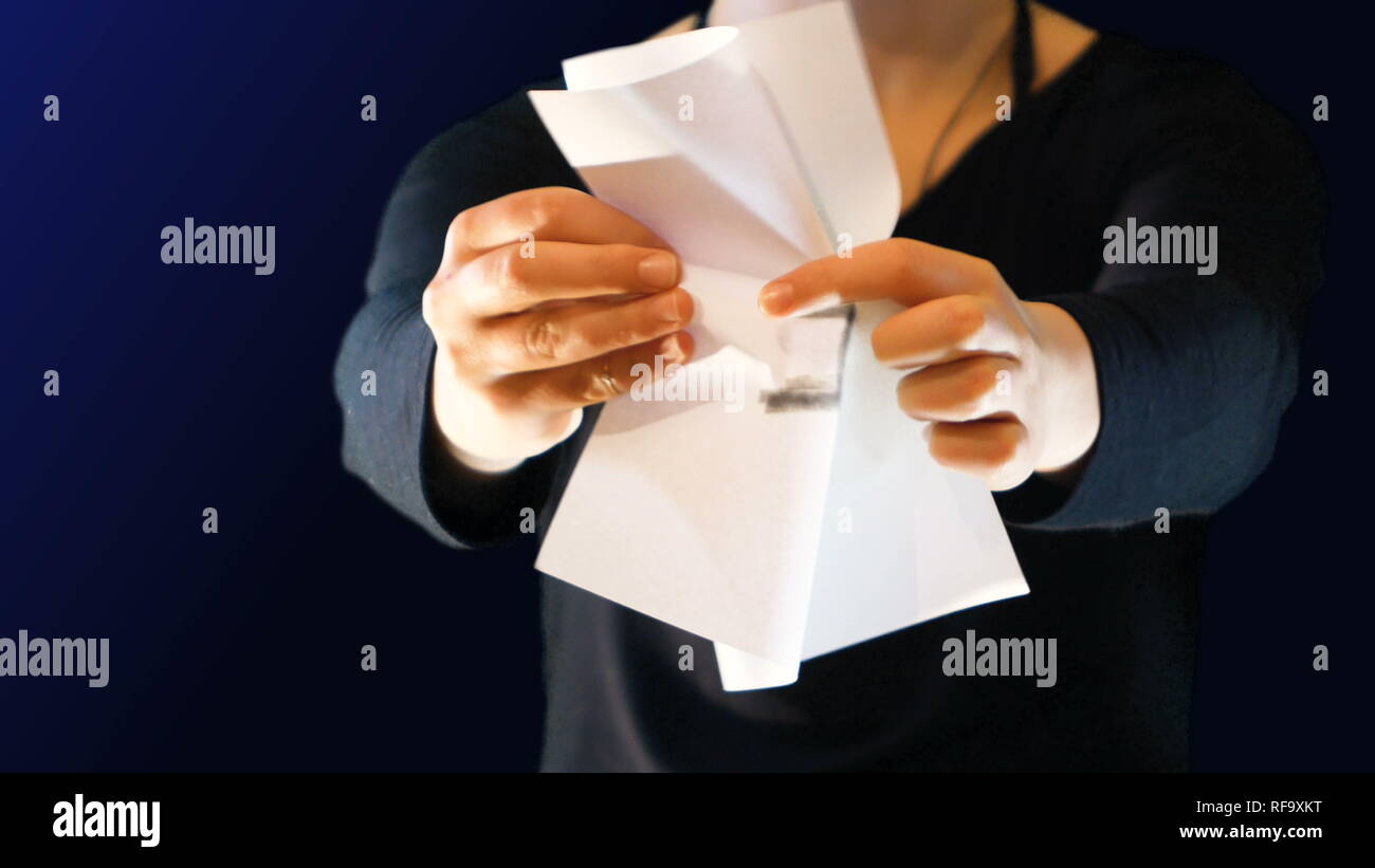 Junges Mädchen hält ein Papier unterschreiben in der Hand, mit dem Symbol des Euro. Das Zeichen zu protestieren Knautschzonen, ideal footage Bewusstsein für die Probleme der Wirtschaft und Brexit zu erhöhen Stockfoto